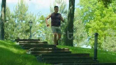 健身男慢跑下楼梯.. 在楼梯上奔跑的人